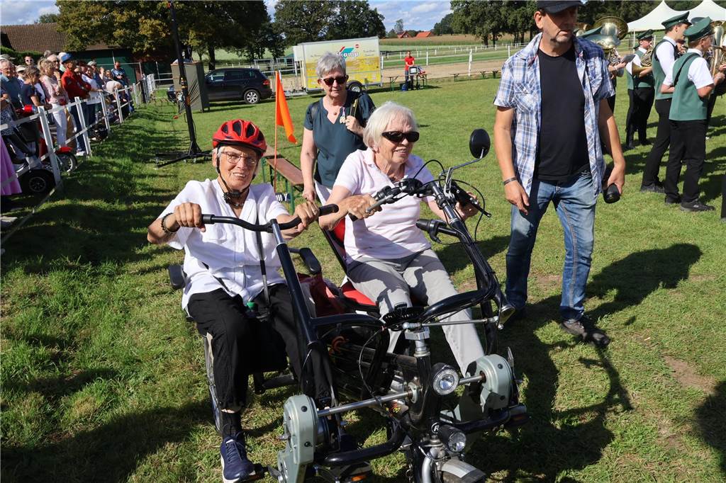 Eindrücke vom Aufmarsch der Trachtenschützengilde Üfte-Overbeck auf der Festwiese in Schermbeck
