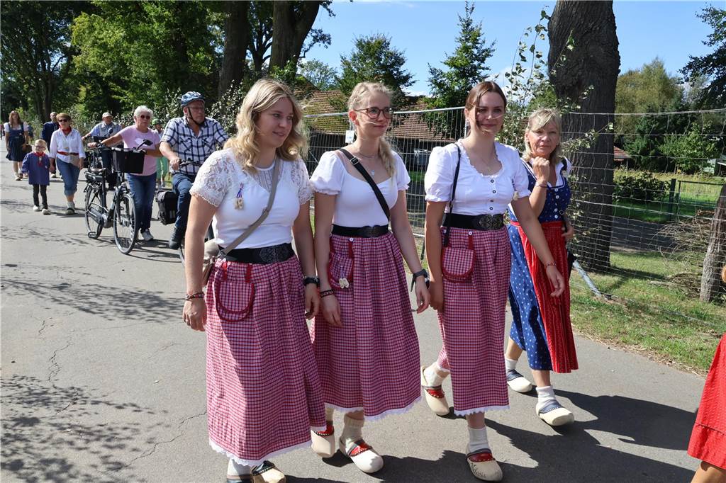 Eindrücke vom Aufmarsch der Trachtenschützengilde Üfte-Overbeck auf der Festwiese in Schermbeck