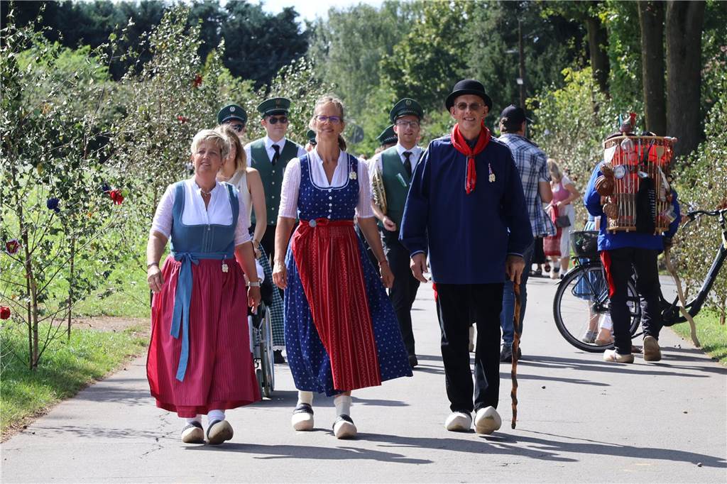 Eindrücke vom Aufmarsch der Trachtenschützengilde Üfte-Overbeck auf der Festwiese in Schermbeck