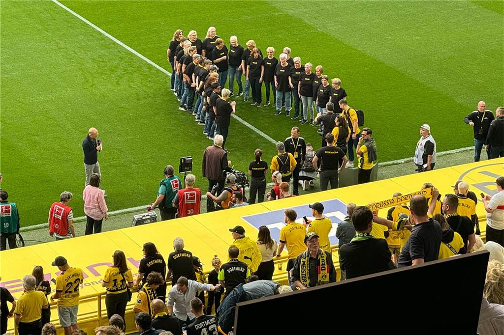 Frauen stellen sich zu einem Gruppenbild auf