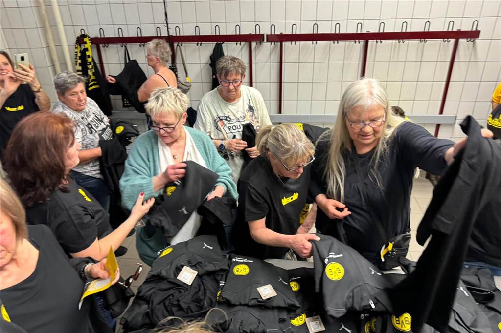 Frauen suchen sich Kleidungsstücke aus
