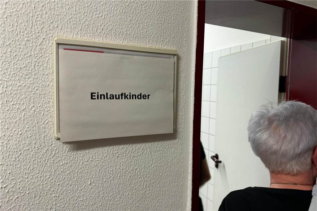 Auf einem Kabinenschild steht Einlaufkinder