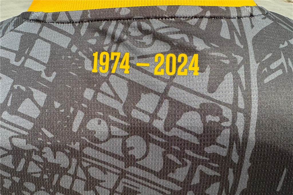 Auf einem Trikot steht 1974 bis 2024