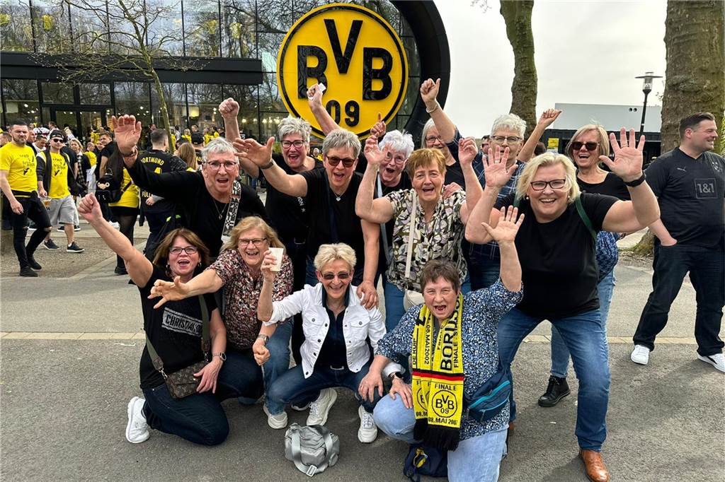 Frauen stehen in einer Gruppe zusammen und lächeln in die Kamera