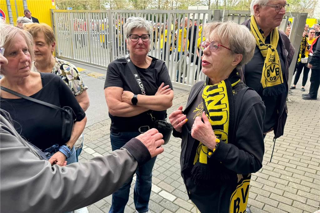 Eine Frau mit BVB-Schal im Gespräch