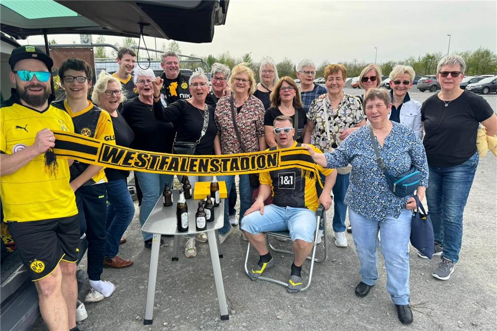 Eine Gruppe von Fußballfans steht zusammen
