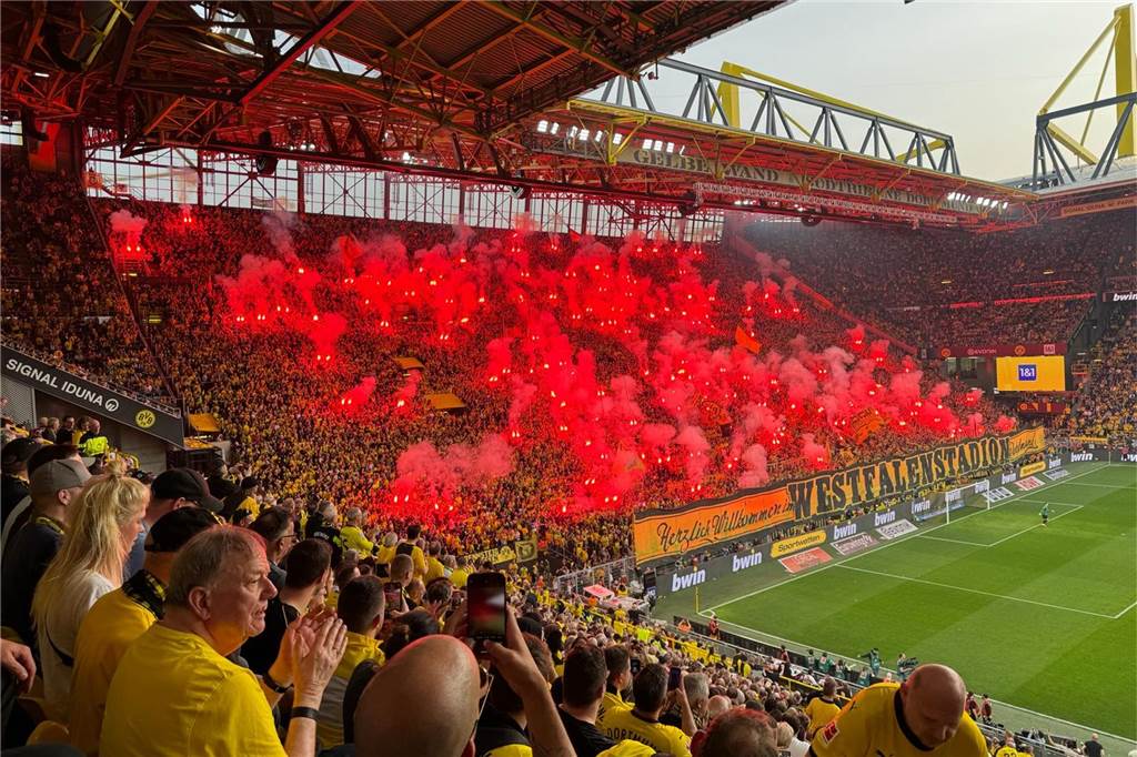 Auf der Südtribüne leuchten rote Lichter
