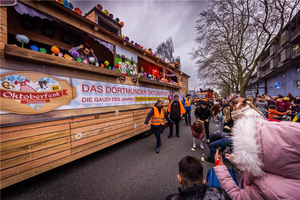 Eindrücke vom Dortmunder Rosenmontagszug 2023 in der Nordstadt