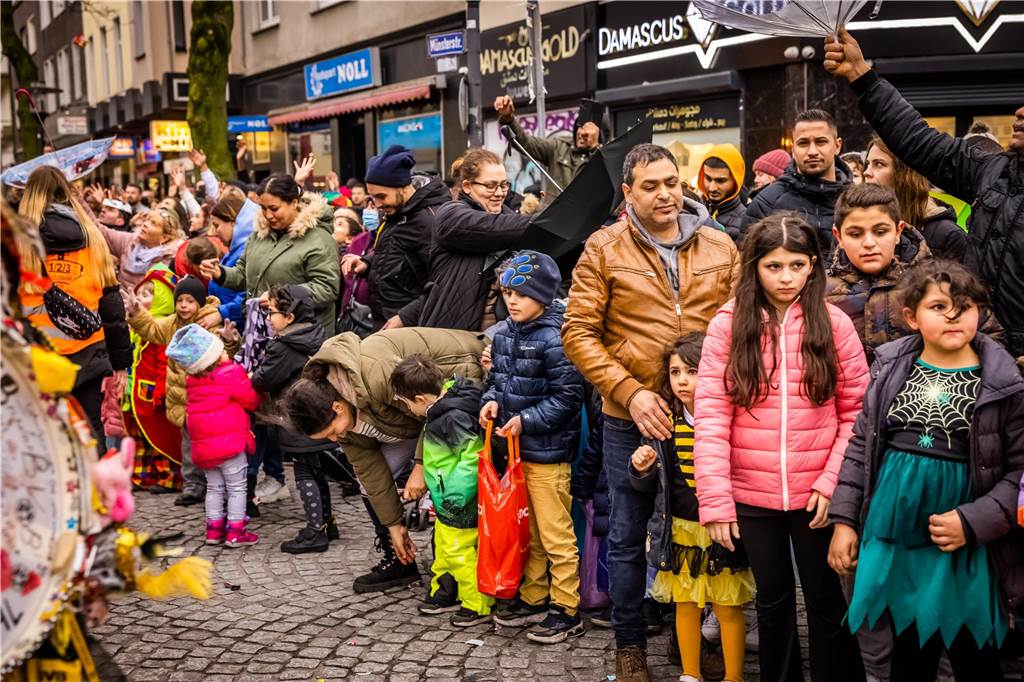 Eindrücke vom Dortmunder Rosenmontagszug 2023 in der Nordstadt