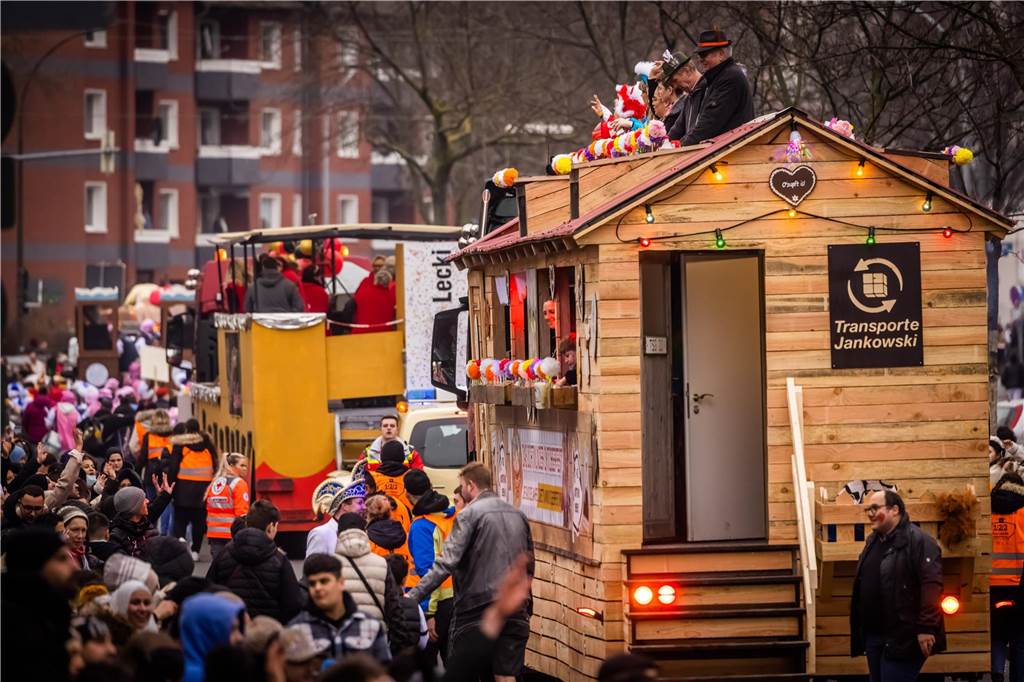 Eindrücke vom Dortmunder Rosenmontagszug 2023 in der Nordstadt