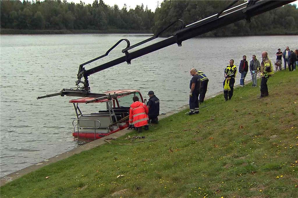 Eindrücke vom Einsatz am Horstmarer See, in dem der Shuttlebus versenkt worden ist