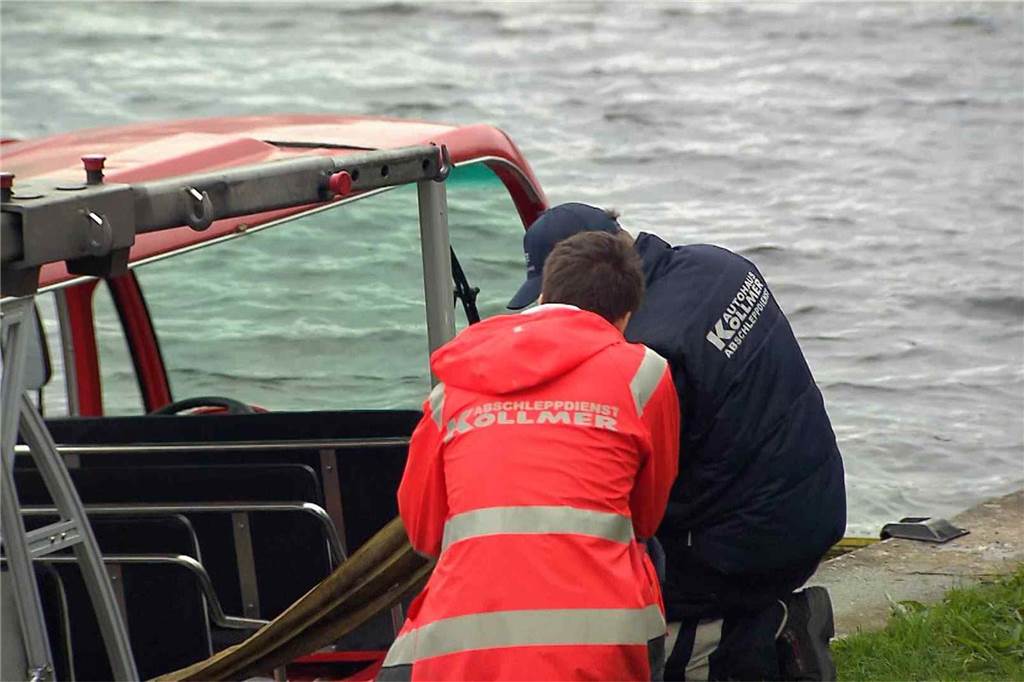 Eindrücke vom Einsatz am Horstmarer See, in dem der Shuttlebus versenkt worden ist