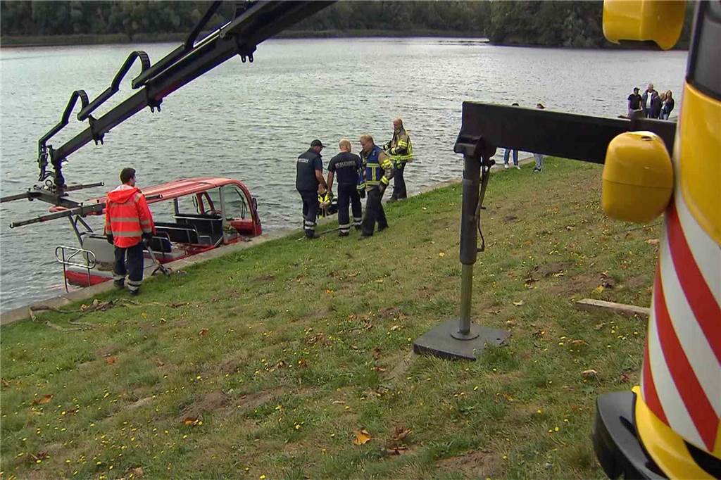 Eindrücke vom Einsatz am Horstmarer See, in dem der Shuttlebus versenkt worden ist