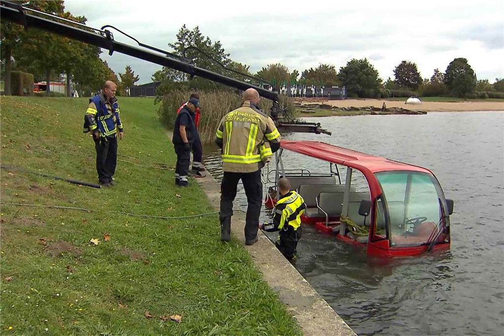 Eindrücke vom Einsatz am Horstmarer See, in dem der Shuttlebus versenkt worden ist
