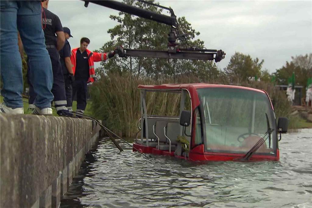 Eindrücke vom Einsatz am Horstmarer See, in dem der Shuttlebus versenkt worden ist