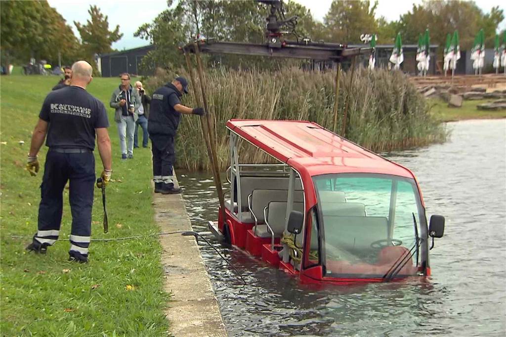 Eindrücke vom Einsatz am Horstmarer See, in dem der Shuttlebus versenkt worden ist