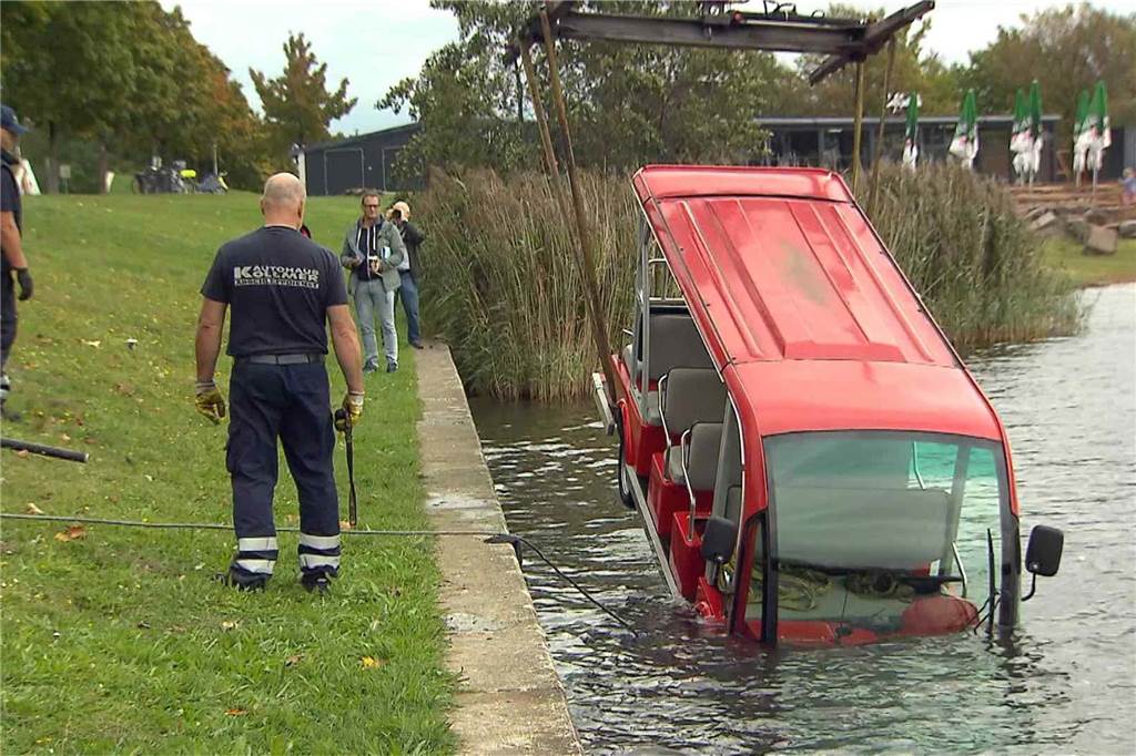 Eindrücke vom Einsatz am Horstmarer See, in dem der Shuttlebus versenkt worden ist