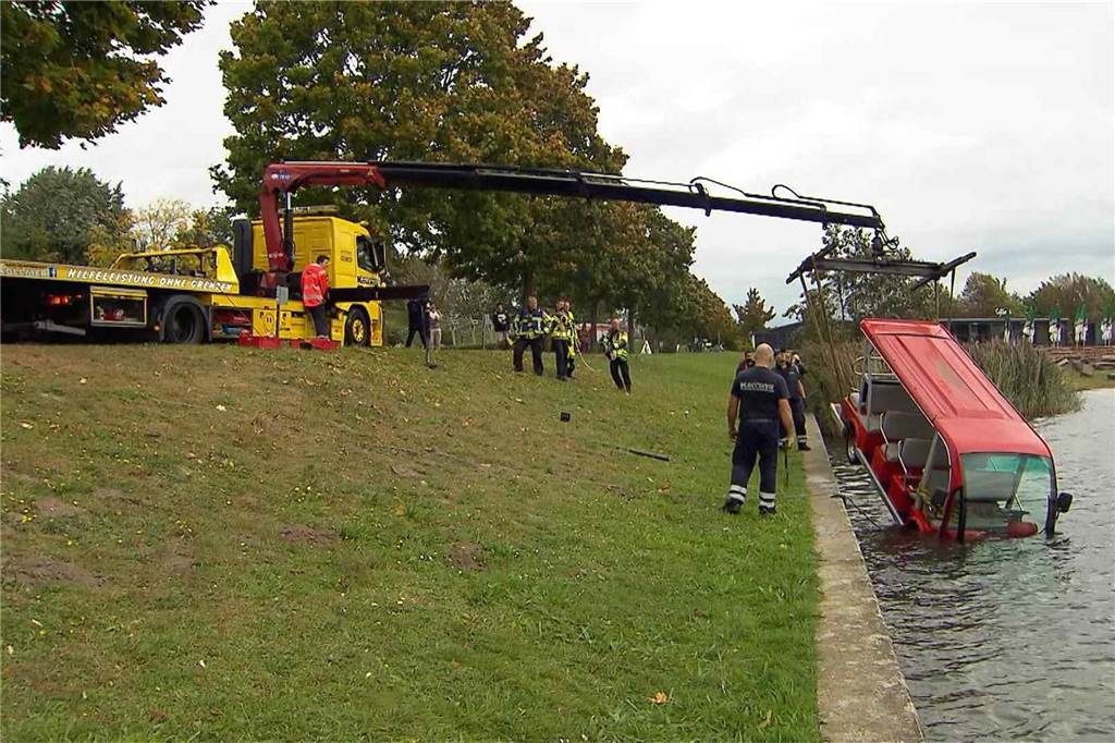 Eindrücke vom Einsatz am Horstmarer See, in dem der Shuttlebus versenkt worden ist