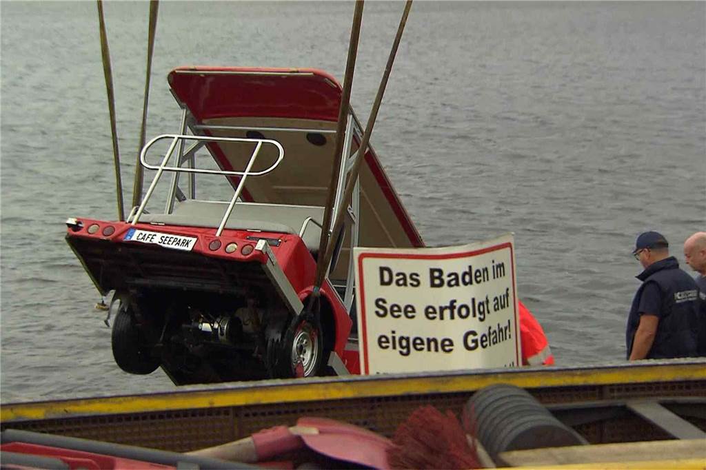 Eindrücke vom Einsatz am Horstmarer See, in dem der Shuttlebus versenkt worden ist