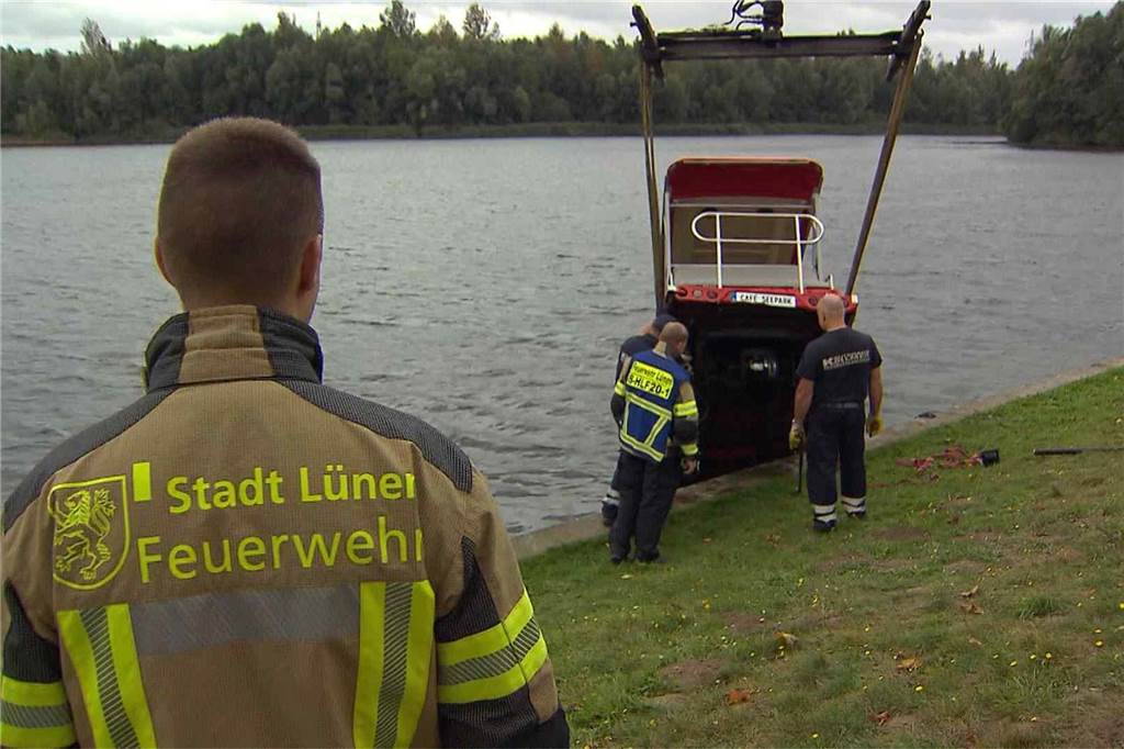 Eindrücke vom Einsatz am Horstmarer See, in dem der Shuttlebus versenkt worden ist