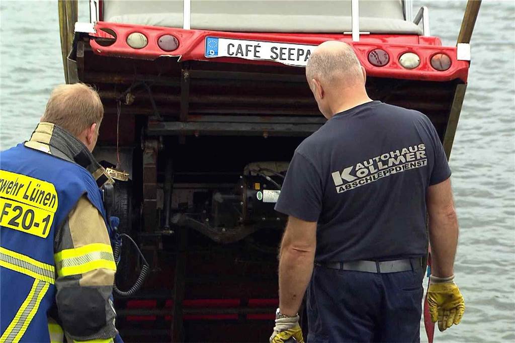 Eindrücke vom Einsatz am Horstmarer See, in dem der Shuttlebus versenkt worden ist