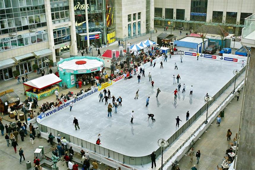 Schlittschuh-Spaß auf dem Friedensplatz fällt aus Eindrücke vom Eislauf-Vergnügen auf dem Alten Markt im Jahr 2004.
