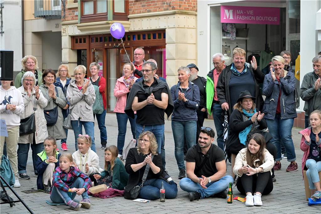 Straßenfestival 2023: Besucher strömen am trockenen Freitagabend in die Innenstadt Eindrücke vom ersten Abend des Straßenfestivals Werne 2023.