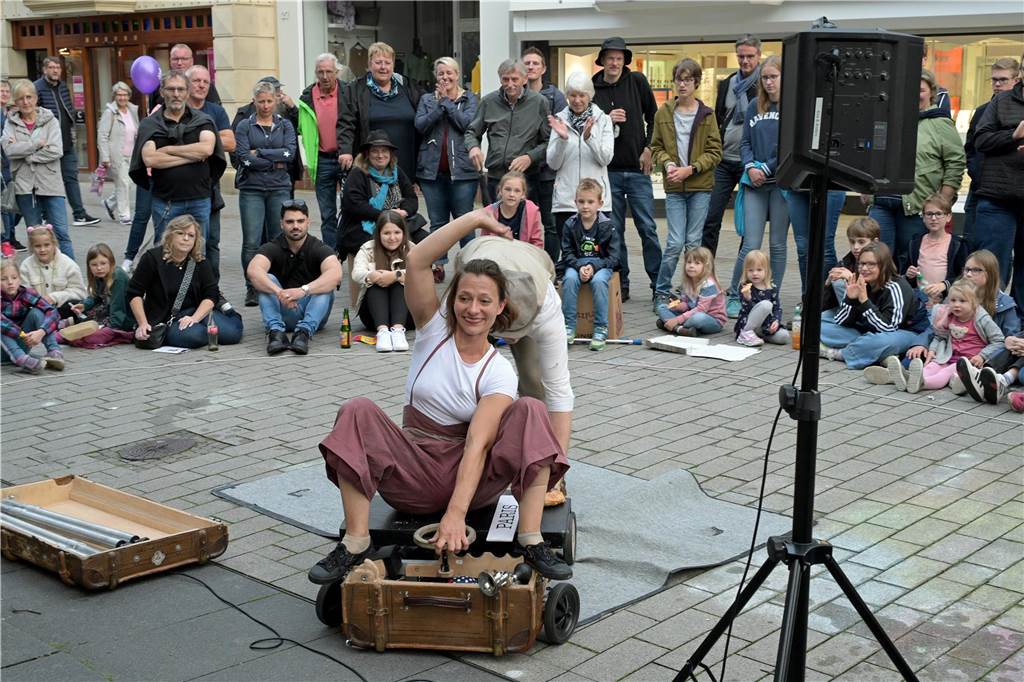 Straßenfestival 2023: Besucher strömen am trockenen Freitagabend in die Innenstadt Eindrücke vom ersten Abend des Straßenfestivals Werne 2023.