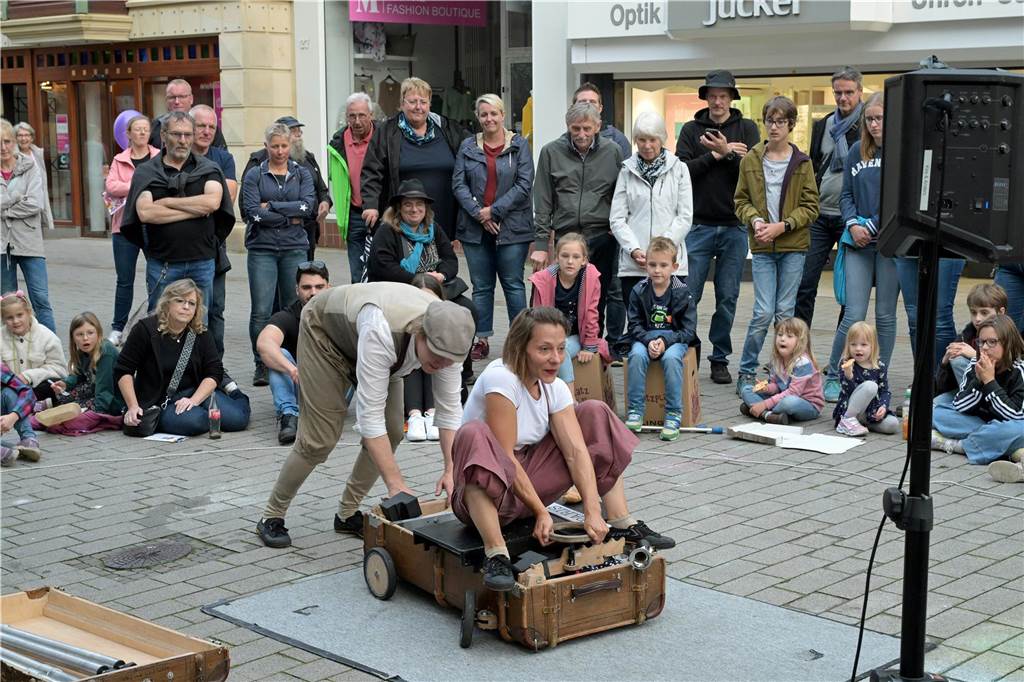 Straßenfestival 2023: Besucher strömen am trockenen Freitagabend in die Innenstadt Eindrücke vom ersten Abend des Straßenfestivals Werne 2023.