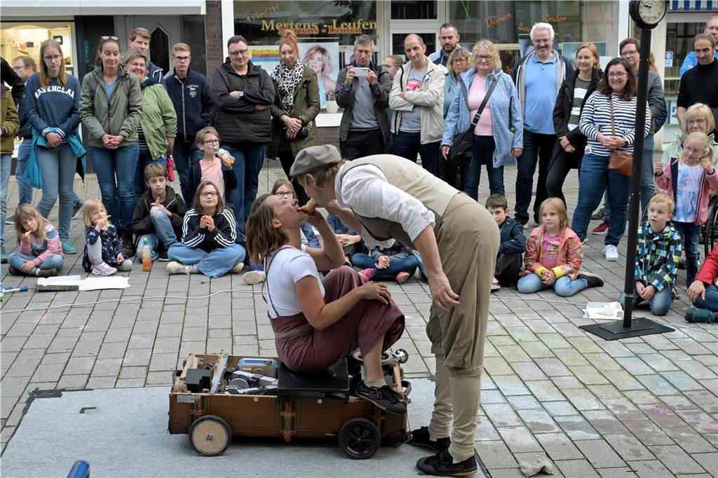 Straßenfestival 2023: Besucher strömen am trockenen Freitagabend in die Innenstadt Eindrücke vom ersten Abend des Straßenfestivals Werne 2023.