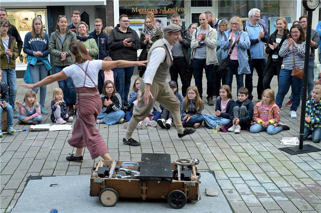 Straßenfestival 2023: Besucher strömen am trockenen Freitagabend in die Innenstadt Eindrücke vom ersten Abend des Straßenfestivals Werne 2023.
