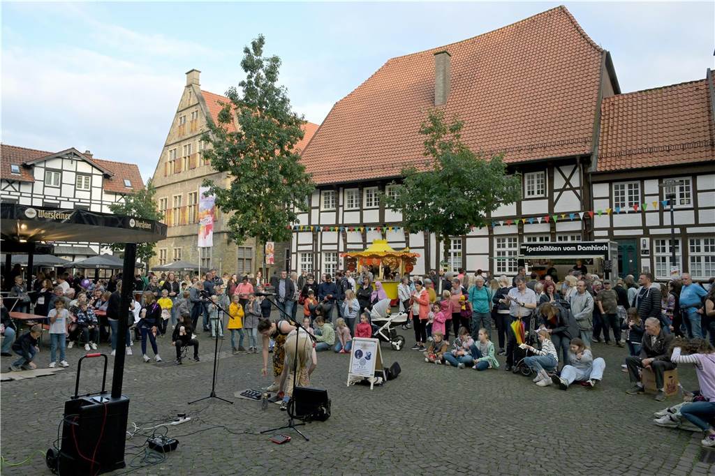 Straßenfestival 2023: Besucher strömen am trockenen Freitagabend in die Innenstadt Eindrücke vom ersten Abend des Straßenfestivals Werne 2023.