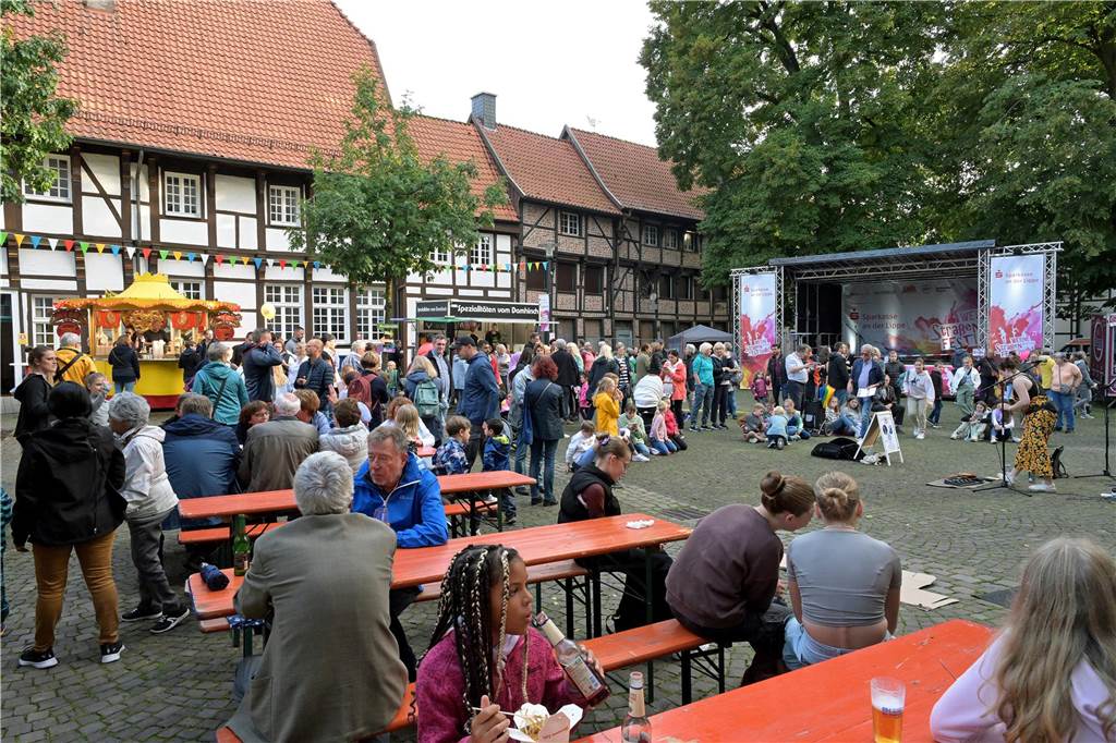 Straßenfestival 2023: Besucher strömen am trockenen Freitagabend in die Innenstadt Eindrücke vom ersten Abend des Straßenfestivals Werne 2023.