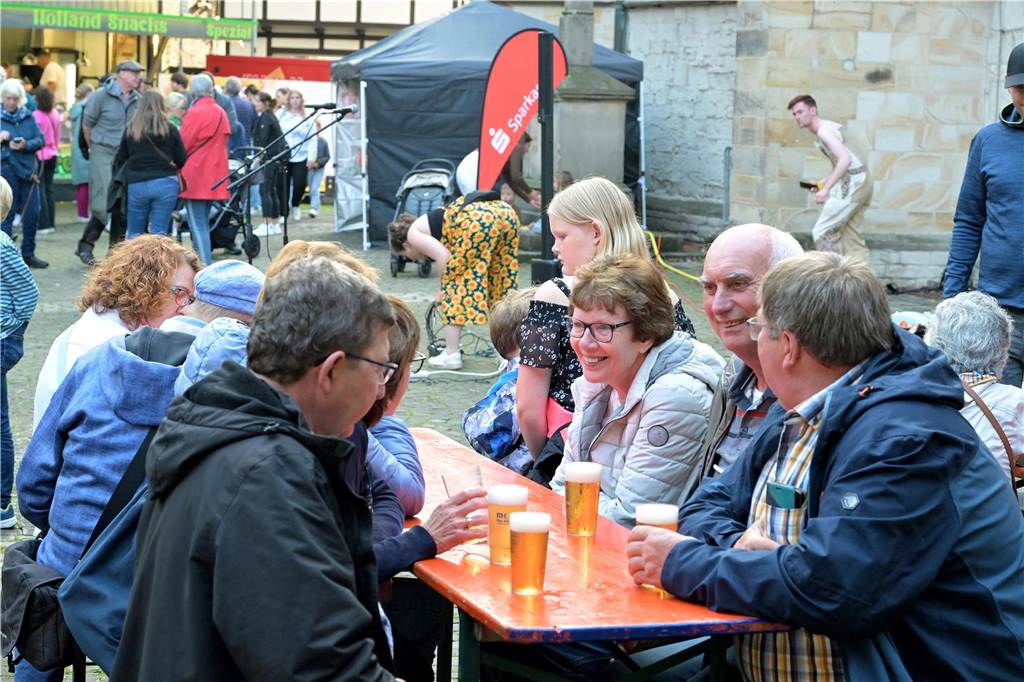 Straßenfestival 2023: Besucher strömen am trockenen Freitagabend in die Innenstadt Eindrücke vom ersten Abend des Straßenfestivals Werne 2023.