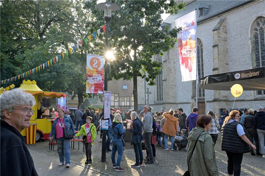 Straßenfestival 2023: Besucher strömen am trockenen Freitagabend in die Innenstadt Eindrücke vom ersten Abend des Straßenfestivals Werne 2023.