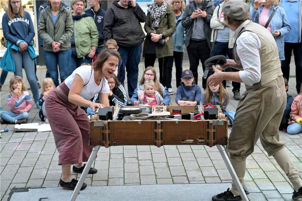Straßenfestival 2023: Besucher strömen am trockenen Freitagabend in die Innenstadt Eindrücke vom ersten Abend des Straßenfestivals Werne 2023.