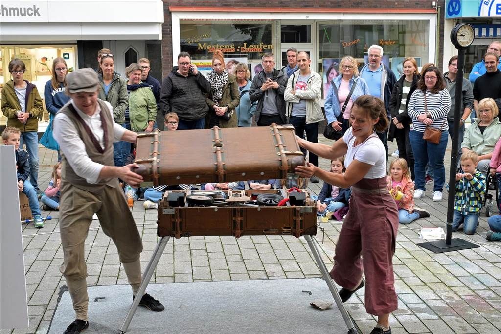 Straßenfestival 2023: Besucher strömen am trockenen Freitagabend in die Innenstadt Eindrücke vom ersten Abend des Straßenfestivals Werne 2023.