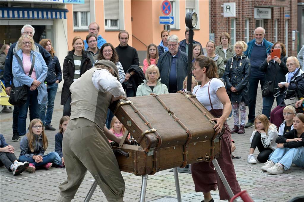Straßenfestival 2023: Besucher strömen am trockenen Freitagabend in die Innenstadt Eindrücke vom ersten Abend des Straßenfestivals Werne 2023.