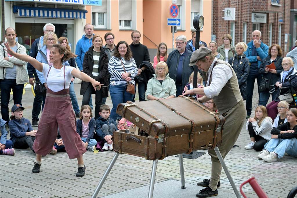 Straßenfestival 2023: Besucher strömen am trockenen Freitagabend in die Innenstadt Eindrücke vom ersten Abend des Straßenfestivals Werne 2023.
