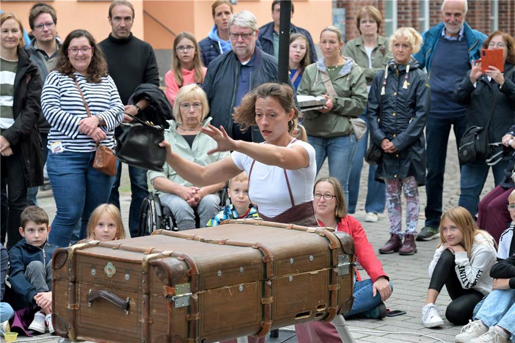 Straßenfestival 2023: Besucher strömen am trockenen Freitagabend in die Innenstadt Eindrücke vom ersten Abend des Straßenfestivals Werne 2023.