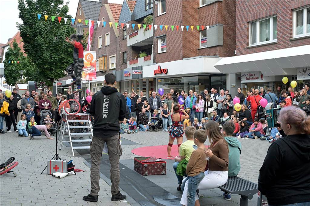 Straßenfestival 2023: Besucher strömen am trockenen Freitagabend in die Innenstadt Eindrücke vom ersten Abend des Straßenfestivals Werne 2023.