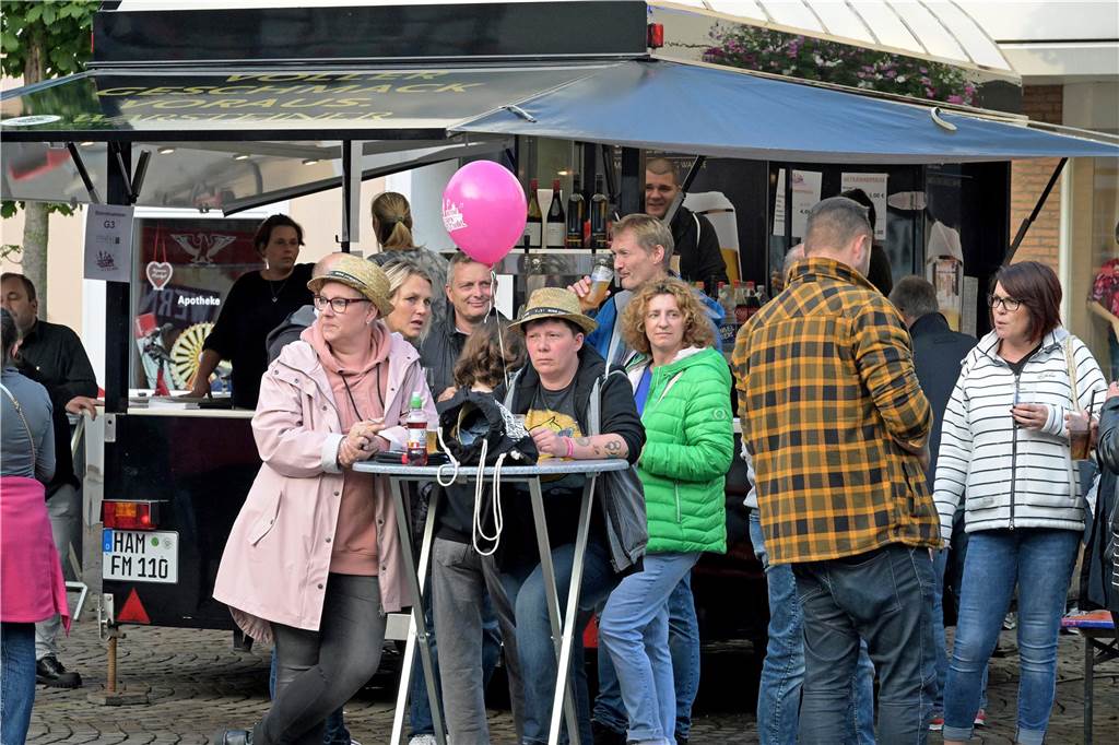 Straßenfestival 2023: Besucher strömen am trockenen Freitagabend in die Innenstadt Eindrücke vom ersten Abend des Straßenfestivals Werne 2023.