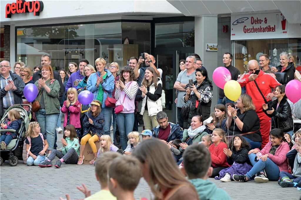 Straßenfestival 2023: Besucher strömen am trockenen Freitagabend in die Innenstadt Eindrücke vom ersten Abend des Straßenfestivals Werne 2023.