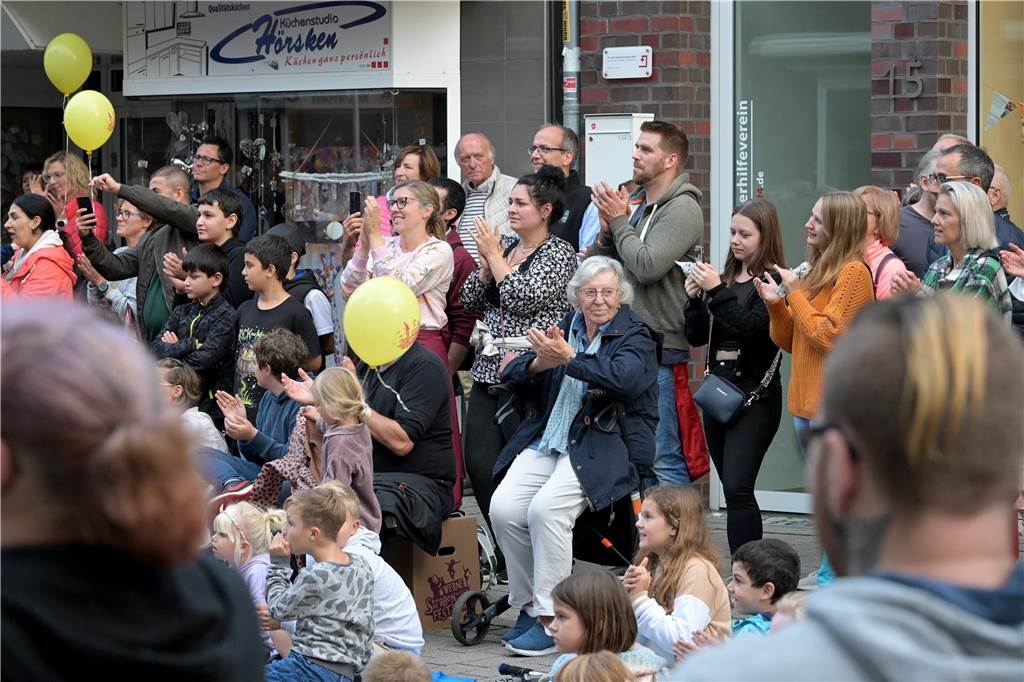 Straßenfestival 2023: Besucher strömen am trockenen Freitagabend in die Innenstadt Eindrücke vom ersten Abend des Straßenfestivals Werne 2023.