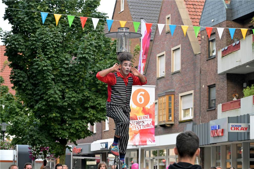 Straßenfestival 2023: Besucher strömen am trockenen Freitagabend in die Innenstadt Eindrücke vom ersten Abend des Straßenfestivals Werne 2023.