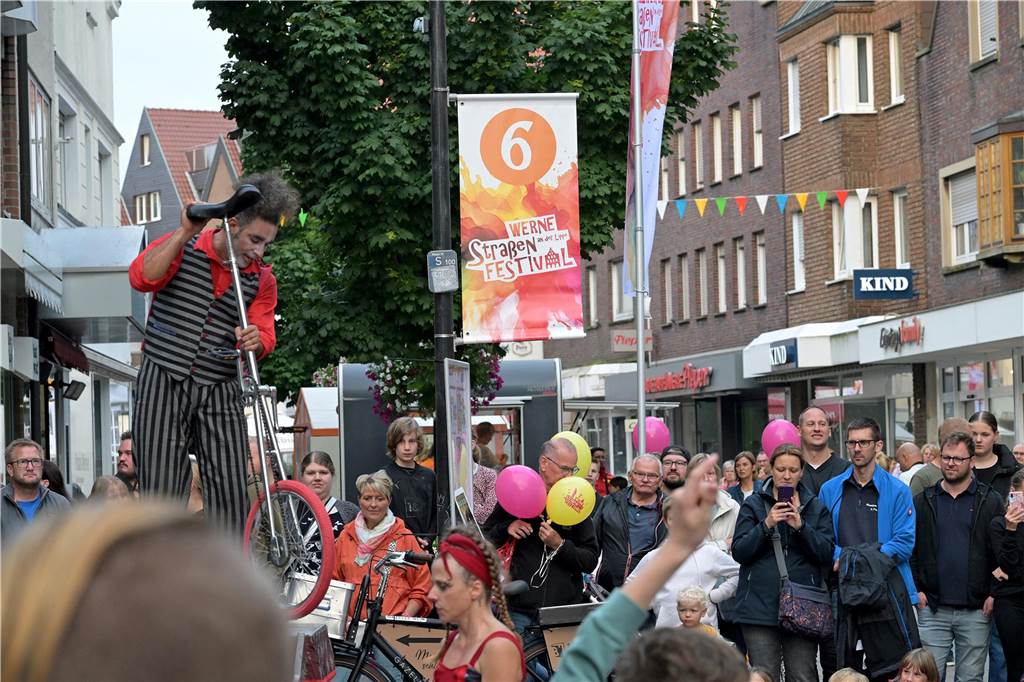 Straßenfestival 2023: Besucher strömen am trockenen Freitagabend in die Innenstadt Eindrücke vom ersten Abend des Straßenfestivals Werne 2023.