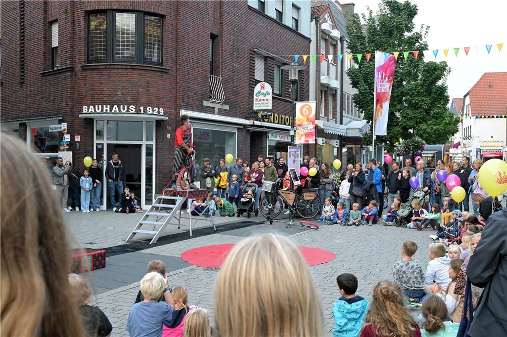 Straßenfestival 2023: Besucher strömen am trockenen Freitagabend in die Innenstadt Eindrücke vom ersten Abend des Straßenfestivals Werne 2023.