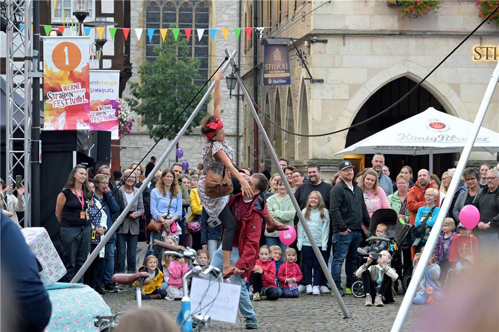 Straßenfestival 2023: Besucher strömen am trockenen Freitagabend in die Innenstadt Eindrücke vom ersten Abend des Straßenfestivals Werne 2023.