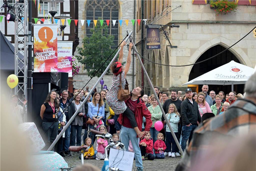 Straßenfestival 2023: Besucher strömen am trockenen Freitagabend in die Innenstadt Eindrücke vom ersten Abend des Straßenfestivals Werne 2023.