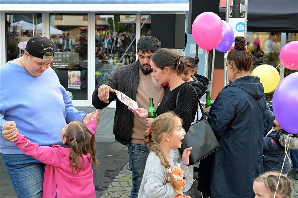 Straßenfestival 2023: Besucher strömen am trockenen Freitagabend in die Innenstadt Eindrücke vom ersten Abend des Straßenfestivals Werne 2023.